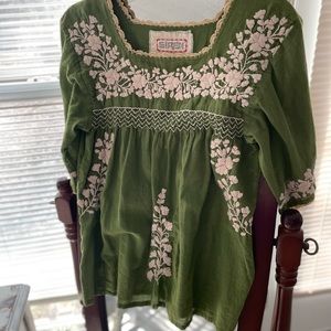 Siren brand embroidered shirt NWOT size, 3/4 sleeved peasant top green and white